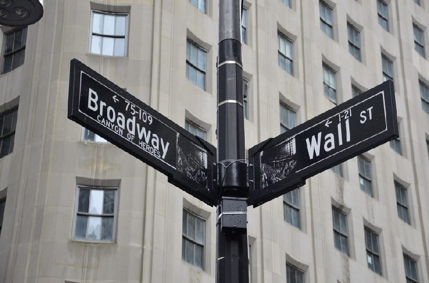 Schild vom Straßennamen der Wall Street in New York.